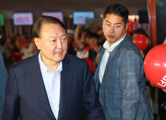 윤석열 전 대통령이 21일 서울 메가박스 동대문에서 이영돈 PD가 제작한 다큐멘터리 영화 '부정선거, 신의 작품인가'를 관람하기 위해 상영관으로 향하고 있다. 연합뉴스