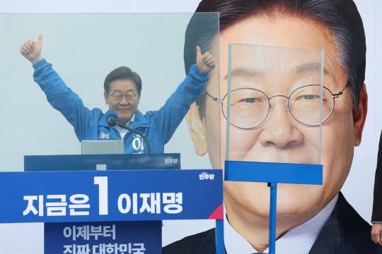 이재명 더불어민주당 대선 후보가 지난 20일 경기 고양 일산문화광장에서 열린 집중유세에서 시민들에게 지지를 호소하고 있다. 연합뉴스