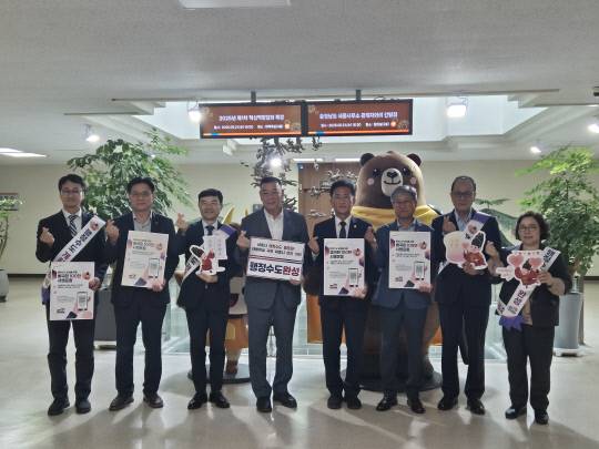 최원철 공주시장(왼쪽에서 네번째)과 임달희 공주시의회 의장(왼쪽에서 다섯번째)이 21일 '세종시 행정수도 완성 범국민 100만 서명운동'에 참여한 뒤 김하균 세종시 행정부시장(왼쪽에서 세번째)과 기념촬영을 하고 있다. 세종시 제공