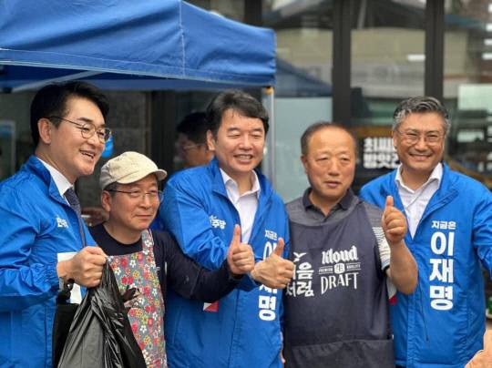 문진석 더불어민주당 충남도당 상임선대위원장(가운데)의 이재명 대선 후보 선거운동 모습. 충남도당 제공