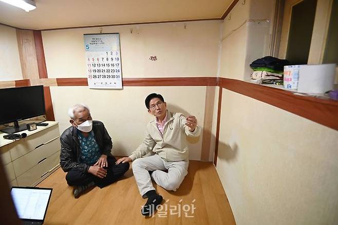 김문수 국민의힘 대선 후보가 20일 오후 서울 영등포구 쪽방촌을 찾아 어르신과 대화를 나누고 있다. ⓒ데일리안 방규현 기자