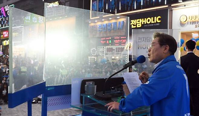 이재명 더불어민주당 대선 후보가 21대 대선 재외국민투표가 시작된 20일 경기 김포시 구래역 문화의 거리에서 지지를 호소하고 있다. ⓒ데일리안 홍금표 기자