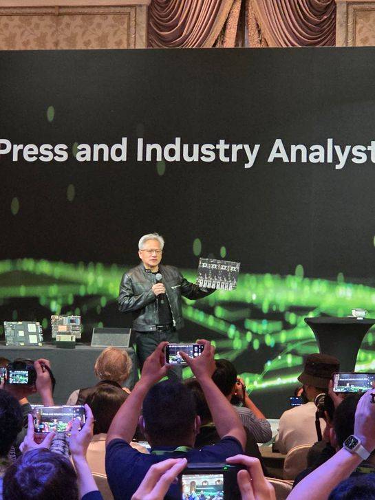 젠슨 황 CEO가 21일(현지시간) 대만 타이베이 만다린 오리엔탈 호텔에서 글로벌 미디어를 대상으로 간담회를 진행하고 있다.ⓒ임채현 기자