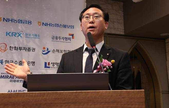 김대종 세종대 경영학부 교수가 21일 오전 서울 여의도 CCMM빌딩 컨벤션홀에서 '글로벌 경쟁력 강화를 위한 법제 및 금융 혁신 전략'을 주제로 열린 2025 글로벌 금융비전 포럼에서 발표하고 있다.ⓒ데일리안 방규현 기자 ⓒ데일리안 방규현 기자