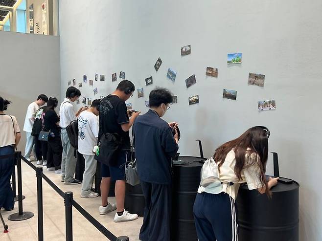 21일 서울 성수동 '펍지 성수'에서 열린 '배틀그라운드 모바일' 7주년 기념 팝업스토어 내 게임 시연존에서 방문객들이 게임을 플레이하고 있다.ⓒ데일리안 이주은 기자