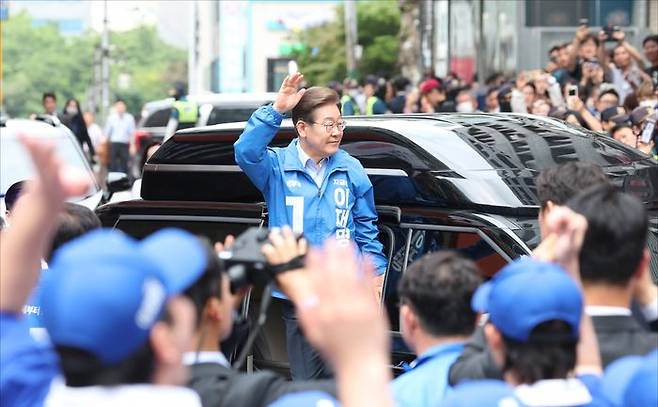 이재명 더불어민주당 대선 후보가 21일 오후 인천광역시 남동구 구월동 구월 로데오광장에서 열린 유세에서 시민들에게 인사하고 있다.ⓒ데일리안 홍금표 기자