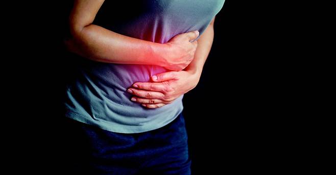 염증성 장질환의 주요 증상은 복통, 설사 및 혈변, 체중 감소, 뒤무직감(대변을 본 후에도 다시 보고 싶은 느낌) 등이 있다. 염증성 장질환을 방치할 경우 장협착(좁아짐), 장천공(장의 구멍), 대장암 발생 위험 등 심각한 합병증을 유발할 수 있다. Adobe Stock