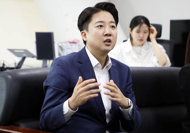 이준석 개혁신당 대통령 후보가 20일 광주광역시의회 기자실을 찾아 지역 기자단과 질의응답하고 있다. 2025.5.20. 뉴스1