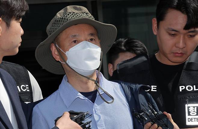 금전 문제로 갈등을 빚은 지인과 평소 앙심을 품었던 이웃 등 4명을 살상한 혐의로 체포된 피의자 차철남(56·중국 국적)이 21일 오전 경기도 시흥시 장곡동 시흥경찰서에서 구속 전 피의자 심문(영장실질심사)을 받기 위해 나오고 있다. 차철남은 지난 19일 오전 9시34분께 경기 시흥시 정왕동 소재의 한 편의점에서 점주 B 씨(60대·여)에게 흉기를 한 차례 찌르고 같은 날 오후 1시21분께 한 체육공원에서 집주인 C 씨(70대)에게 흉기를 휘둘러 다치게 한 혐의를 비롯해 거주하던 자택과 인근 주택에서 50대 중국동포 2명을 살해한 혐의도 있다. 2025.5.21/뉴스1