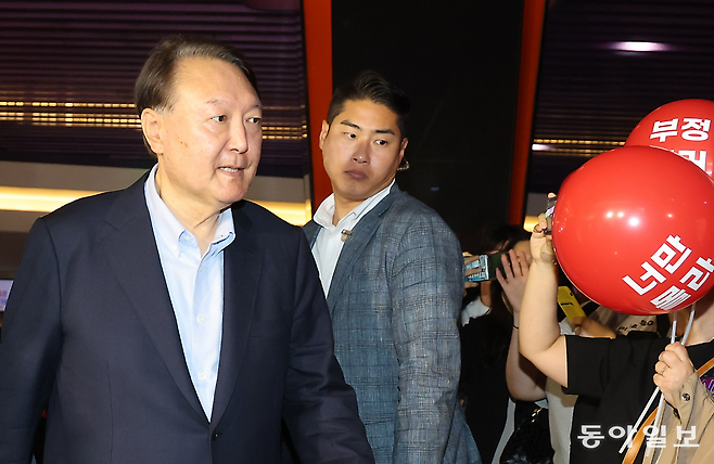 윤석열 전 대통령이 21일 서울 메가박스 동대문에서 영화 ‘부정선거, 신의 작품인가’ 관람을 위해 입장하고 있다.

    송은석 기자 silverstone@donga.com