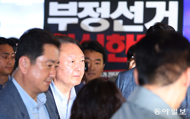 윤석열 전 대통령이 21일 서울 메가박스 동대문에서 영화 ‘부정선거, 신의 작품인가’ 관람을 마친 뒤 퇴장하고 있다. 송은석 기자 silverstone@donga.com