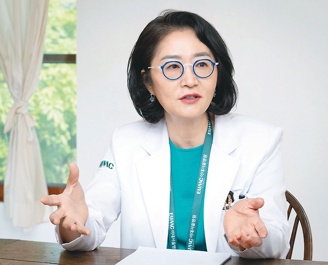 정성애 대한장연구학회 회장(이대서울병원 소화기내과 교수)은 “염증성 장질환 환자는 질환의 심각성 때문에 좌절하는 경우가 많다”면서 “염증성 장질환 환자의 치료 과정에 함께하는 동반자가 될 것”이라며 환자와의 소통을 강조했다. 이대서울병원 제공