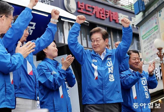 더불어민주당 이재명 대선후보가 20일 경기 의정부시 행복로 태조 이성계상 앞에서 열린 유세에서 연설을 마친 뒤 손을 들어 지지자들에게 답하고 있다. 이훈구 기자 ufo@donga.com