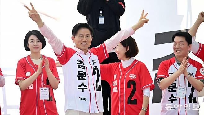 김문수 국민의힘 대선후보가 20일 오후 서울 송파구 석촌호수 입구 앞에서 열린 송파를 새롭게 유세에서 지지를 호소하고 있다. 장승윤 기자 tomato99@donga.com