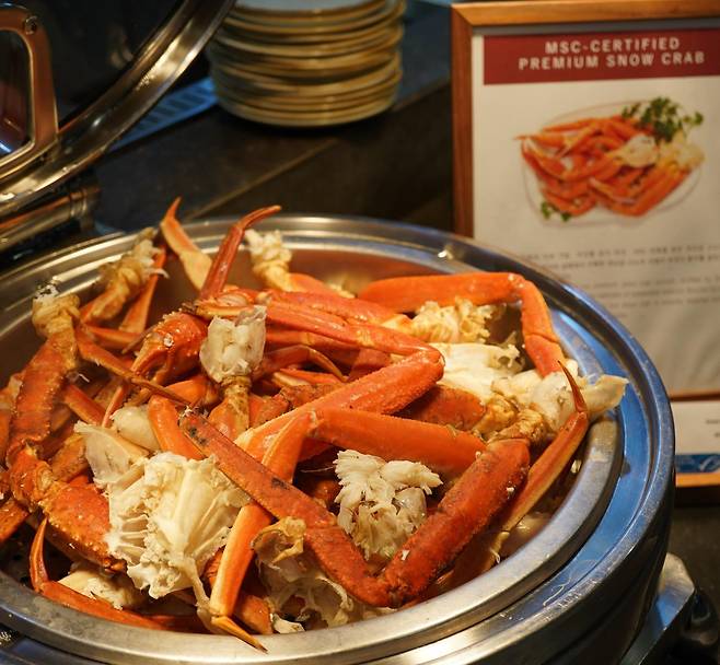 더블트리바이힐튼 서울 판교 뷔페 매장 ‘데메테르’에 있는 대게찜. 이 메뉴는 MSC 에코 라벨을 받은 대게를 사용했다. 김유경 푸드디렉터 제공