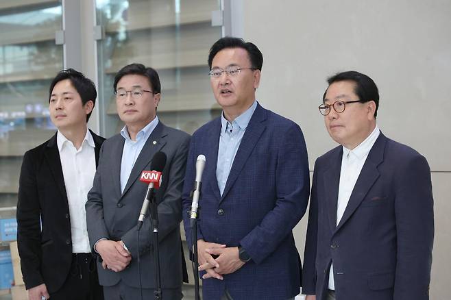 하와이에 체류 중인 홍준표 전 대구시장의 선대위 합류를 설득하기 위해 꾸려진 국민의힘 김문수 대통령 선거 후보 선거대책위원회 소속 유상범 단일화추진본부장과 김대식 대외협력본부장 등으로 구성된 하와이 특사단이 홍 전시장과 이틀간의 만남을 가진 뒤 21일 오후 인천국제공항 제2터미널을 통해 귀국하며 취재진의 질문에 답하고 있다. 2025.05.21. 뉴시스