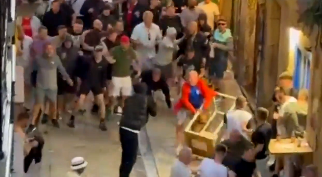 스페인 산세바스티안 거리에서 난투극을 벌이는 토트넘과 맨유 팬들. 사진은 엑스(X) 갈무리. 2025.05.21.