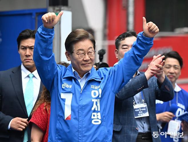 이재명 더불어민주당 대선 후보가 21일 인천 남동구 구월동 로데오 광장에서 열린 유세에서 시민들을 향해 엄지를 들어 인사하고 있다. 2025. 5. 21.사진공동취재단