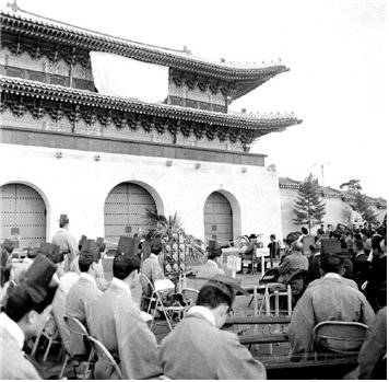 1968년 다시 제자리를 찾은 광화문의 중건식.
사진 출처 국가기록원