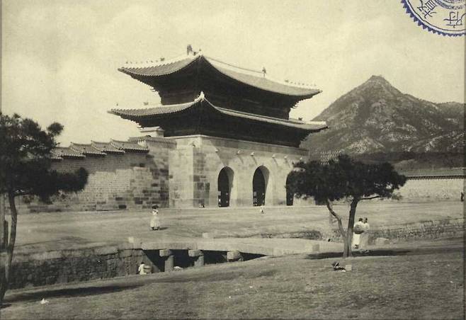 경복궁의 정문이던 광화문은 궁 동쪽으로 옮겨졌다. 사진 출처 국립중앙도서관