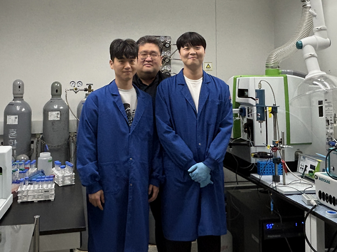 (왼쪽부터) 김진엽 KAIST 생명화학공학과 박사과정생, 정동영 교수, 노종수 박사과정생. KAIST 제공.