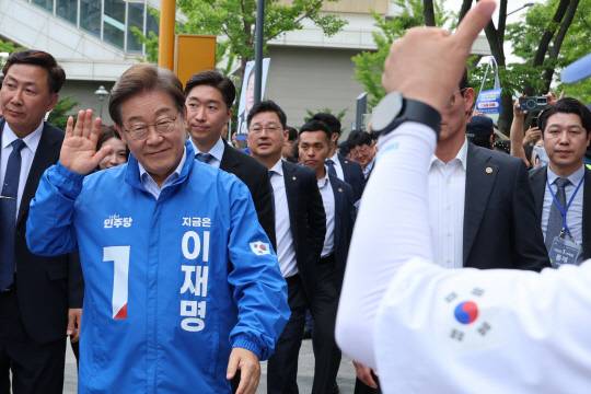 이재명 더불어민주당 대선 후보가 20일 경기 파주시 금릉역 중앙광장에서 열린 유세에서 시민들에게 인사하고 있다. 연합뉴스