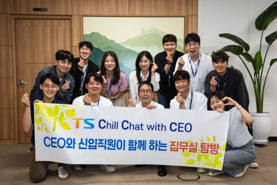 한국교통안전공단(TS)은 21일 경북 김천 본사 집무실에서 CEO와 신입직원이 함께 하는 집무실 탐방프로그램 'CCC(Chill Chat with CEO)'를 개최해 수평적인 조직문화 확산을 위한 소통의 장을 마련했다. CCC 이후 정용식 TS 이사장과 직원들이 기념촬영을 하고 있다. [한국교통안전공단 제공]