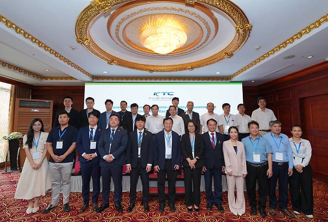 '2025년 한-베 산학연 시험·인증 기술교류 세미나' 참석자들이 기념촬영했다.