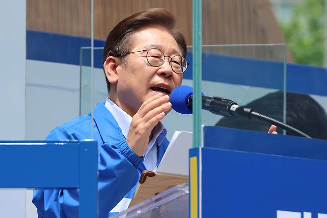 더불어민주당 이재명 대선 후보가 21일 인천광역시 남동구 구월 로데오광장에서 열린 유세에서 시민들에게 지지를 호소하고 있다. 연합뉴스