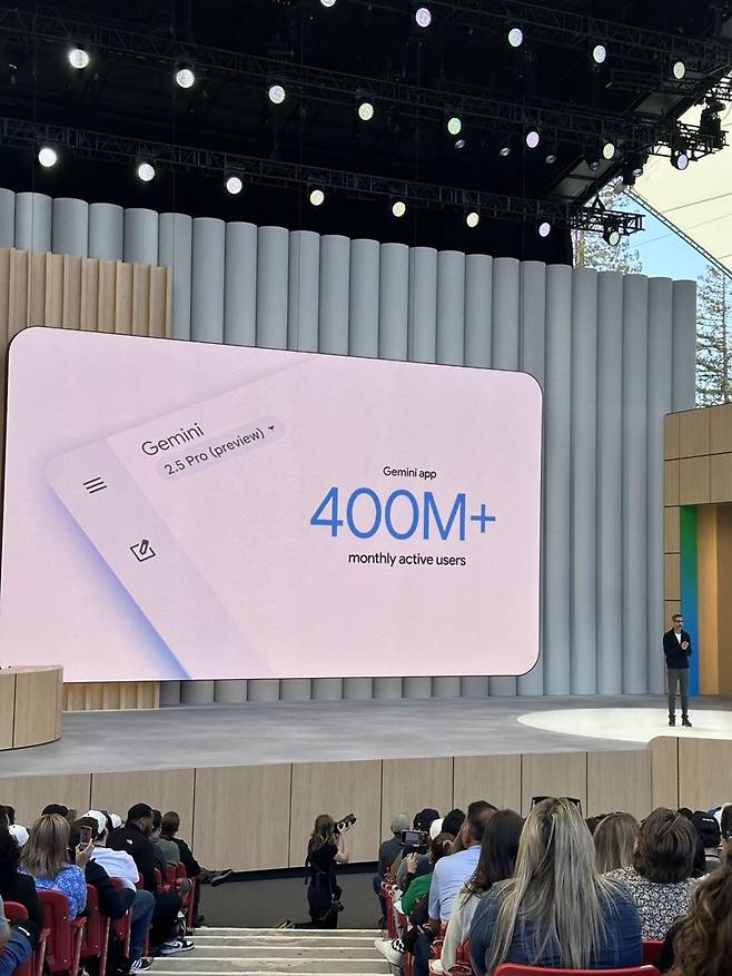 순다르 피차이 구글 최고경영자(CEO)가 20일(현지시간) 미국 캘리포니아주 마운틴뷰 본사에서 열린 구글 연례개발자회의(I/O)에서 자사의 최신 인공지능(AI) 모델 '제미나이'를 이용한 다양한 새로운 기능을 설명하고 있다. 사진=홍창기 기자