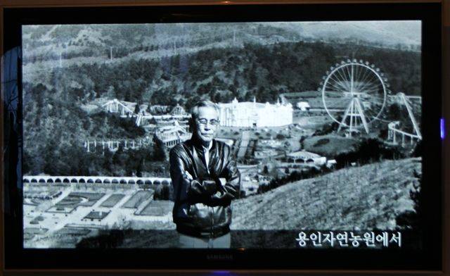 이병철 삼성 창업주가 생전 자신이 직접 가꾼 용인자연농원(에버랜드)에서 포즈를 취하고 있는 모습.