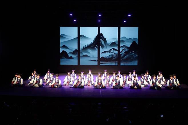 21일 대구수성아트피아 대극장에서 열린 제5회 크라운해태 한음회 대구공연에서 크라운해태 임직원 국악동아리 정가네가 가곡 12가사 중 매화가를 공연하고 있다. 크라운해태제과 제공