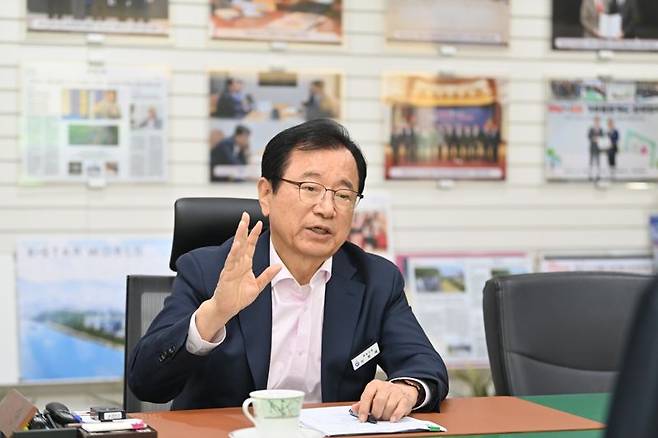 이현재 하남시장이 21일 오후 집무실에서 하남시의 자족도시 전략 및 미래 발전 방향에 대해 설명하고 있다. 하남시 제공