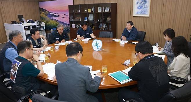 동구, 전국금속노조와의 간담회 동구는 21일 구청장실에서 김종훈 동구청장과 전국금속노동종합 울산지부(지부장 김기호) 임원들이 참석해 노동정책 및 고향사랑기부제 활성화관련 간담회를 가졌다. 울산 동구 제공