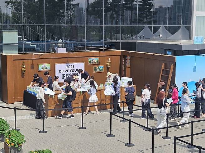 21일 서울 용산구 노들섬에서 열린 '2025 올리브영 페스타' 입장을 기다리는 시민들이 줄을 서고 있다. 사진=이정화 기자