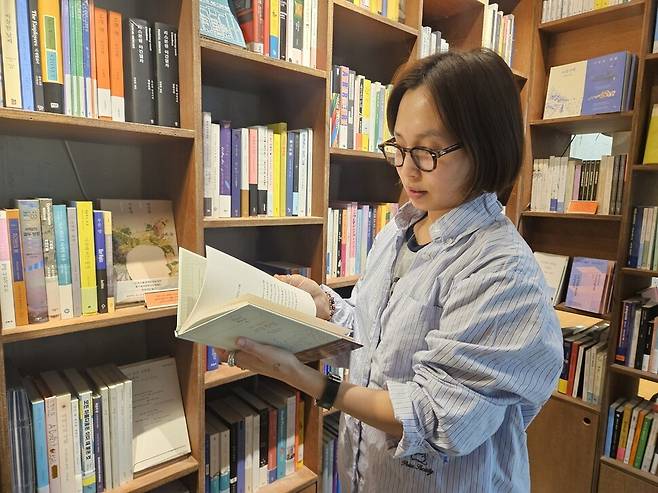 19일 오후 대전 유성구 반석동의 ‘버찌책방’에서 책방지기 조예은씨가 책을 정리하고 있다. 류석우 기자