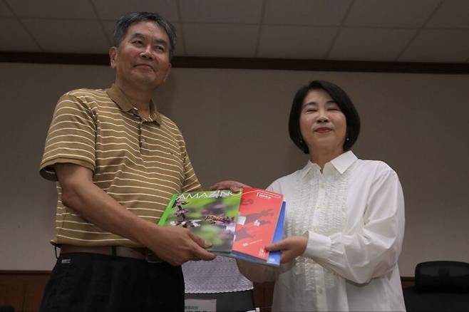 대만의 원전 지역 핑둥현의 저우춘미 현장이 지난 19일 한국, 대만, 일본에서 온 환경단체 회원들을 만나 기념품을 교환하고 있다. 저우춘미 현장은 최근 대만 입법원이 통과킨 원전 수명연장법에 강한 반대 입장을 밝혔다. 장영식 사진작가 제공