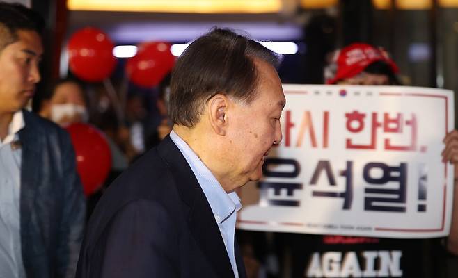 윤석열 전 대통령이 21일 서울 메가박스 동대문에서 이영돈 피디가 제작한 ‘부정선거, 신의 작품인가’를 관람하기 위해 상영관으로 향하고 있다. 연합뉴스