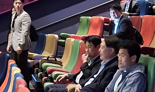 윤석열 전 대통령(오른쪽 두번째)이 서울 동대문구 한 영화관에서 부정선거를 다룬 영화를 관람하고 있다. 오른쪽은 전한길 강사, 왼쪽은 이영돈 전 피디. 이승욱 기자 seugwookl@hani.co.kr