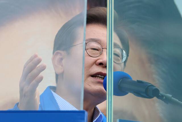 이재명 더불어민주당 대통령 후보가 지난 20일 경기 고양시 일산문화광장에서 열린 집중유세에서 시민들에게 지지를 호소하고 있다. 연합뉴스