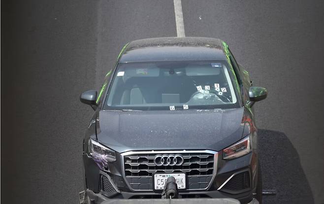 경찰이 총격을 당한 차량 앞유리에 남은 총알 자국에 숫자를 표시했다. 사진 엘파이스