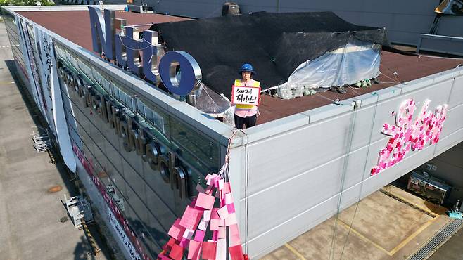 박정혜씨가 지난 5월12일 경북 구미시 한국옵티칼하이테크공장 고공농성장에서 `500일이 되기 전에\'라고 적힌 손팻말을 들고 있다. 백소아 기자 thanks@hani.co.kr