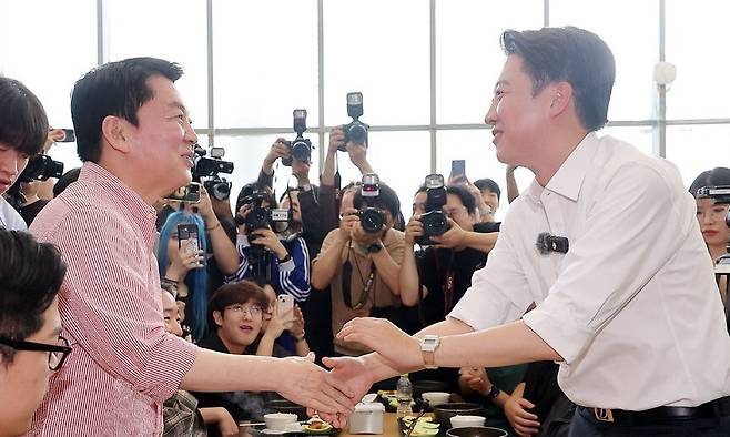 이준석 개혁신당 대통령 후보가 21일 ‘학식먹자 이준석’ 행사가 열린 경기 성남시 가천대학교 글로벌캠퍼스에서 행사에 참여한 안철수 국민의힘 의원과 만나 악수를 나누고 있다. 연합뉴스