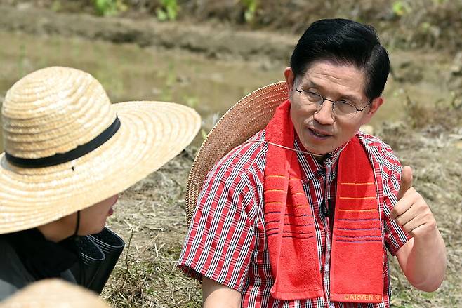 김문수 국민의힘 대통령 후보가 21일 오후 경기 고양시 덕양구 화정동 일대 논에서 청년농업인들과 새참간담회를 하고 있다. 공동취재사진