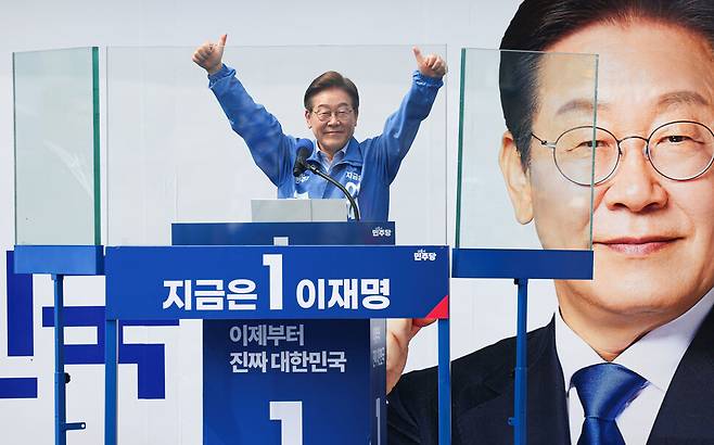 이재명 더불어민주당 대통령선거 후보가 21일 인천시 부평역 북광장에서 열린 집중유세에서 방탄유리 내부에 들어가 엄지를 들어 보이고 있다. 연합뉴스