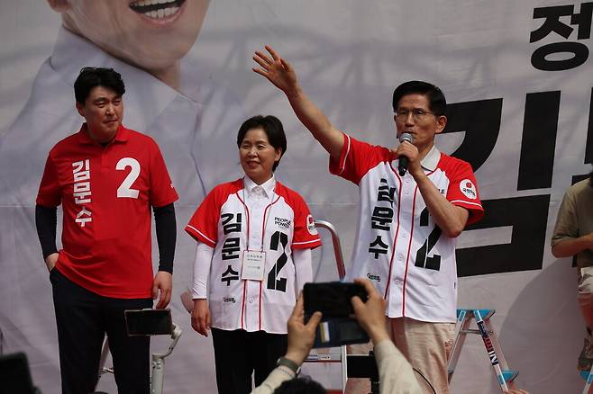 김문수 국민의힘 대통령선거 후보가 21일 경기 김포시 사우문화체육광장에서 유세를 하고 있다. 연합뉴스