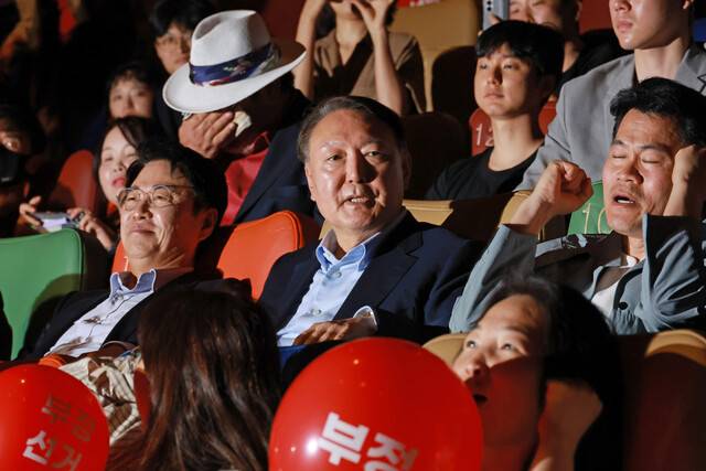 윤석열 전 대통령이 21일 오전 서울 중구 메가박스 동대문에서 다큐멘터리 영화 ‘부정선거, 신의 작품인가’를 관람하고 있다. 왼쪽부터 이 영화를 감독한 이영돈 피디, 윤 전 대통령, 한국사 강사 전한길씨. 김혜윤 기자 unique@hani.co.kr