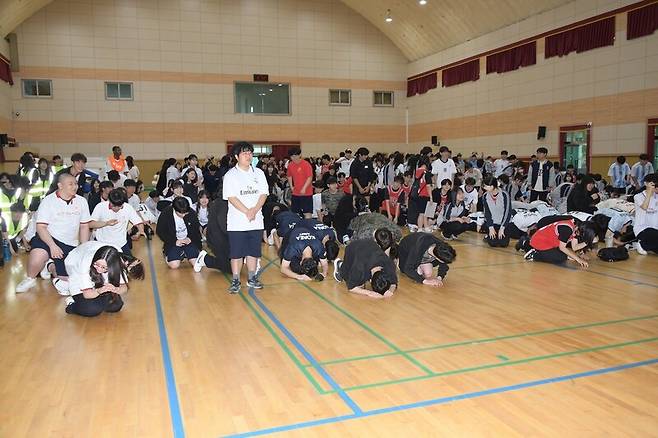 지난 15일 스승의 날에 형석고 학생들이 교사에게 절을 하고 있다. 형석고 제공