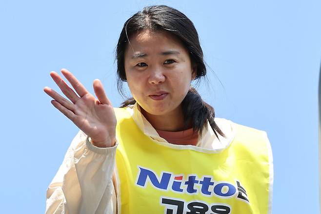 박정혜씨가 2025년 5월12일 경북 구미의 옵티칼하이테크 옥상에서 내려온 취재진을 향해 손 흔들고 있다. 백소아 기자