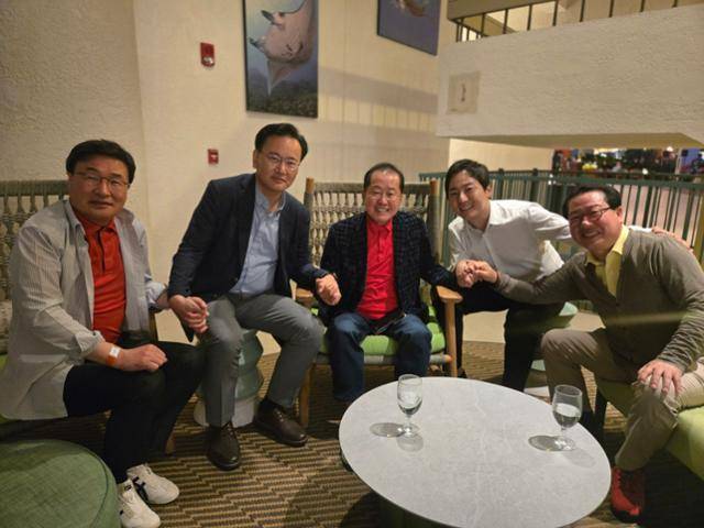 홍준표 전 대구시장의 선거대책위원회 합류를 설득하기 위해 미국 하와이로 떠난 국민의힘 특사단이 지난 19일 하와이 빅아일랜드 모처에서 홍 전 시장과 회동하고 있다. 김대식 의원실 제공